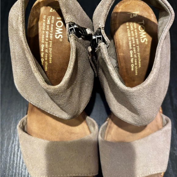 Toms Tan Heels with Minimalist Design - Picture 2 of 4